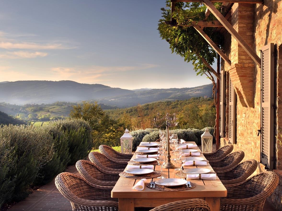 Outdoor dining table of Villa Spinaltermine, Umbria