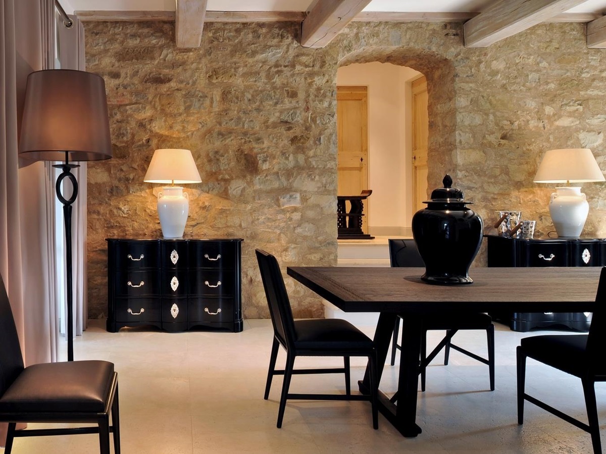 The indoor seating area of Villa Spinaltermine, Umbria