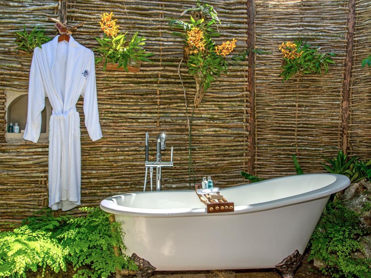 A bathroom in a cottage at Jamaica Inn