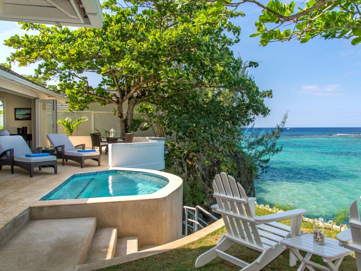 The plunge pool and outdoor area at a cottage at Jamaica Inn