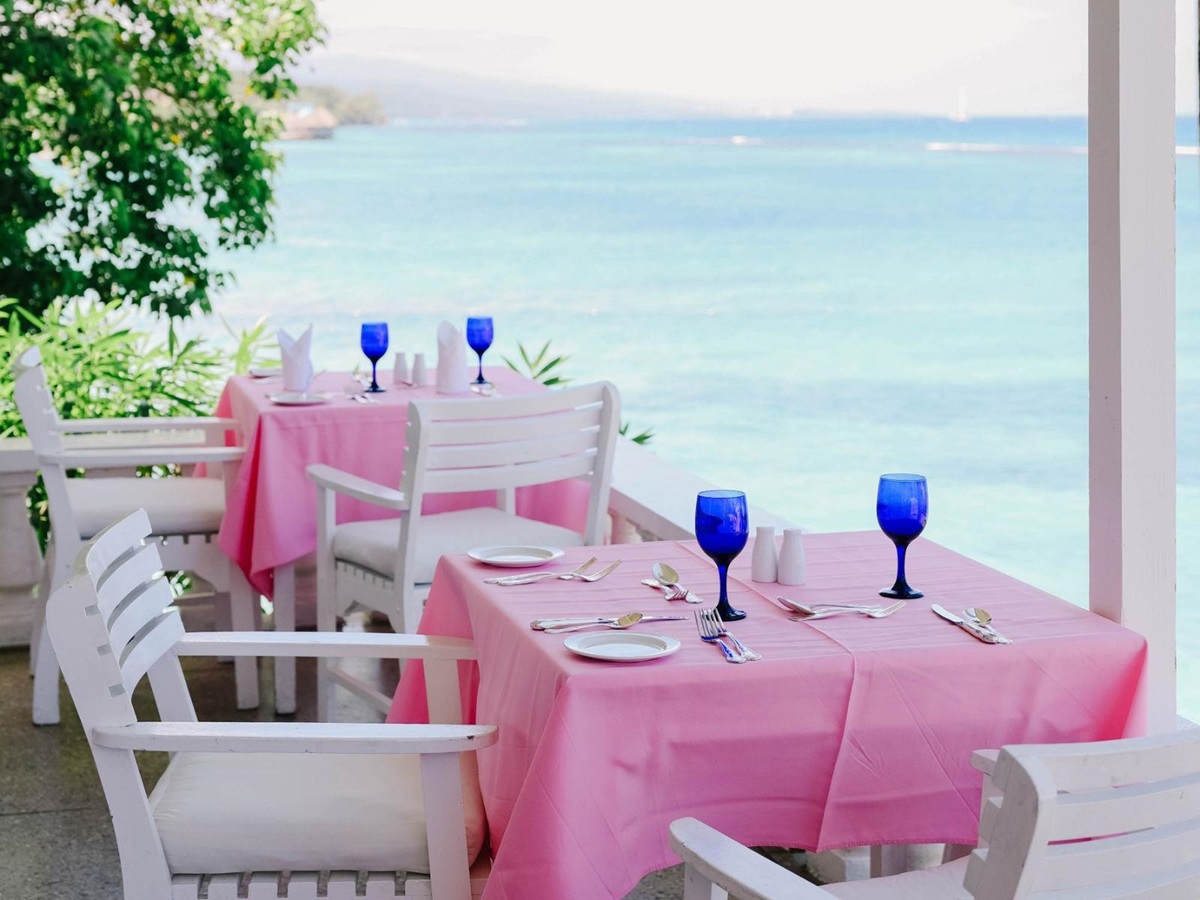Seaside lunch at luxury resort Jamaica Inn in Jamaica
