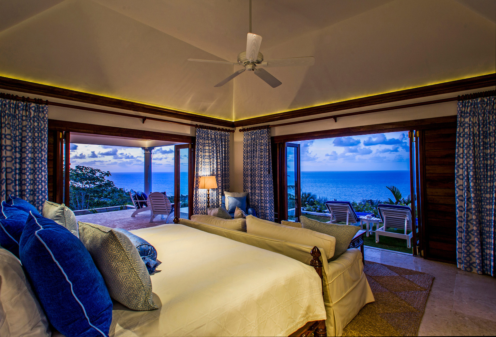 Double bedroom with double outdoor access in Hummingbird House, Jamaica