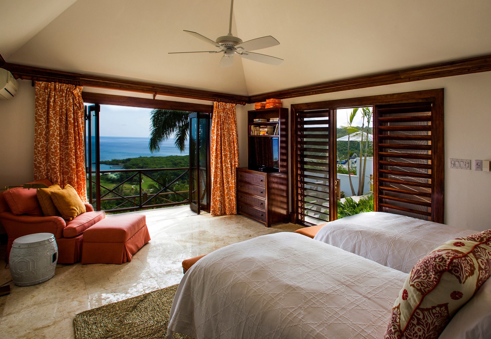 Twin bedroom in 