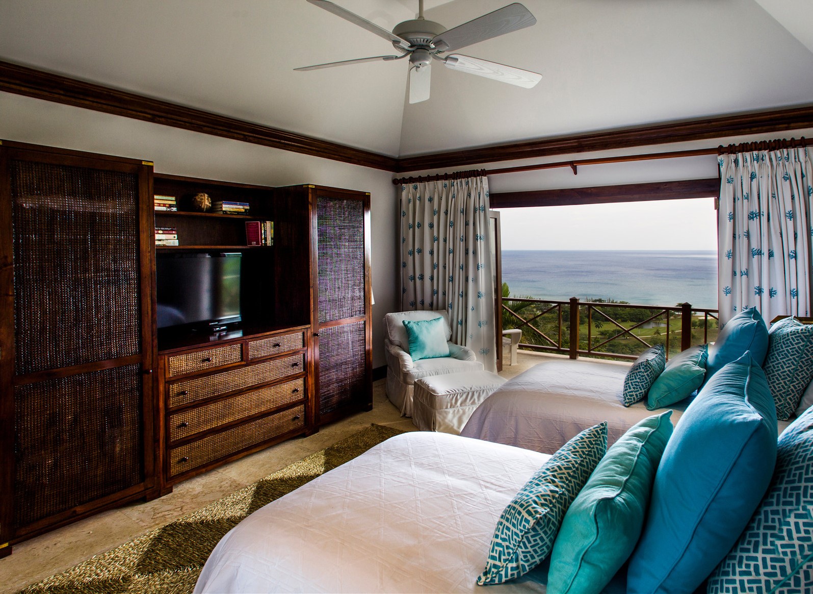Twin bedroom with balcony at Hummingbird House, Jamaica