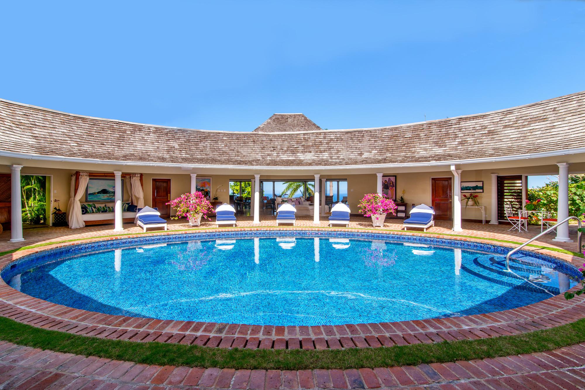 circular siwmming pool of Villa Casuarina, Jamaica