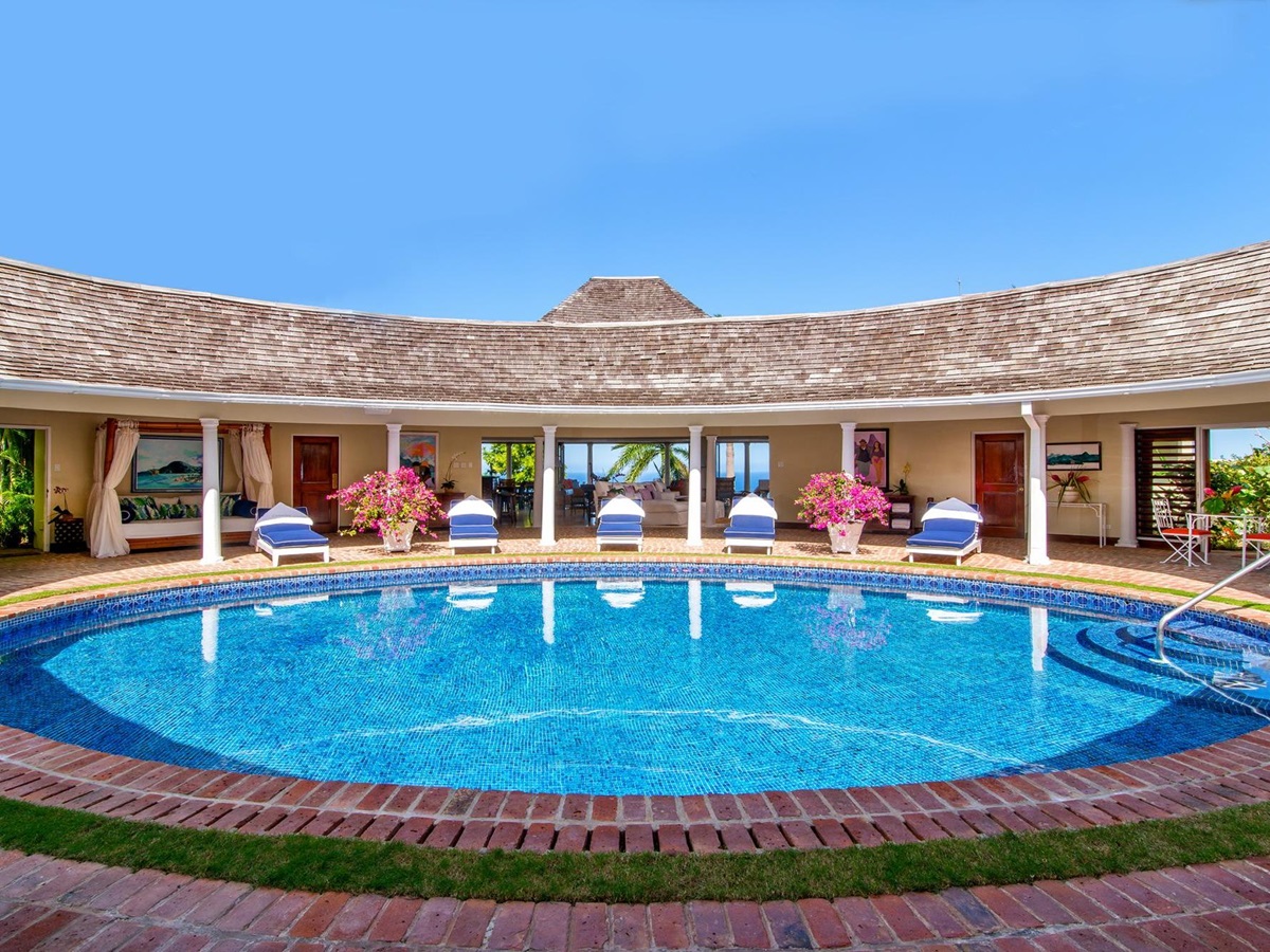 circular siwmming pool of Villa Casuarina, Jamaica
