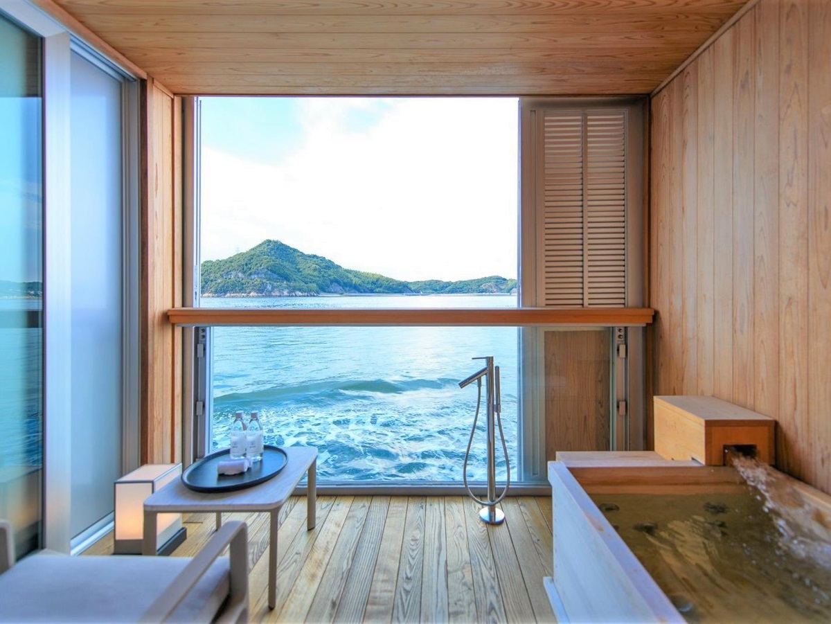 Guest bathroom onboard guntû in Japan