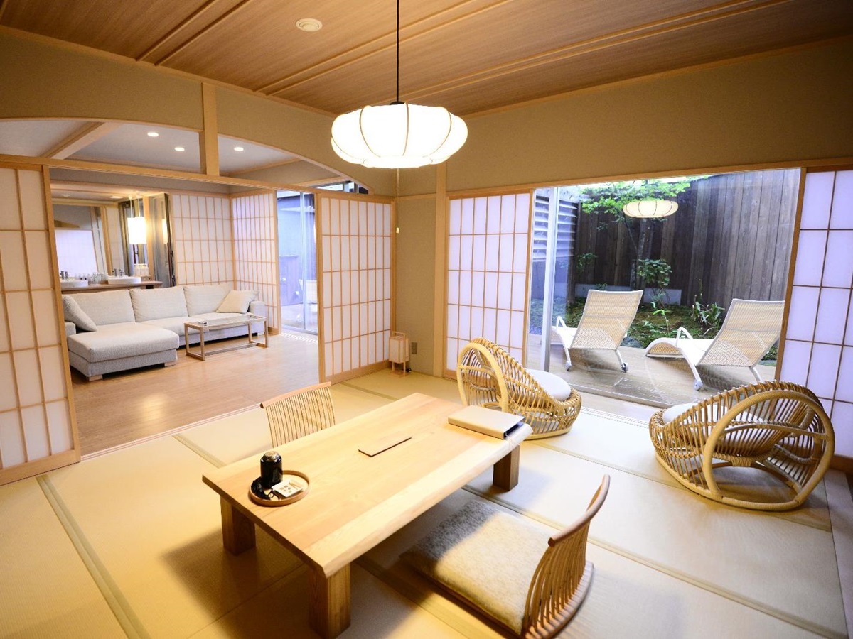 Living area of a guest room at Hakone Byakudan Japan