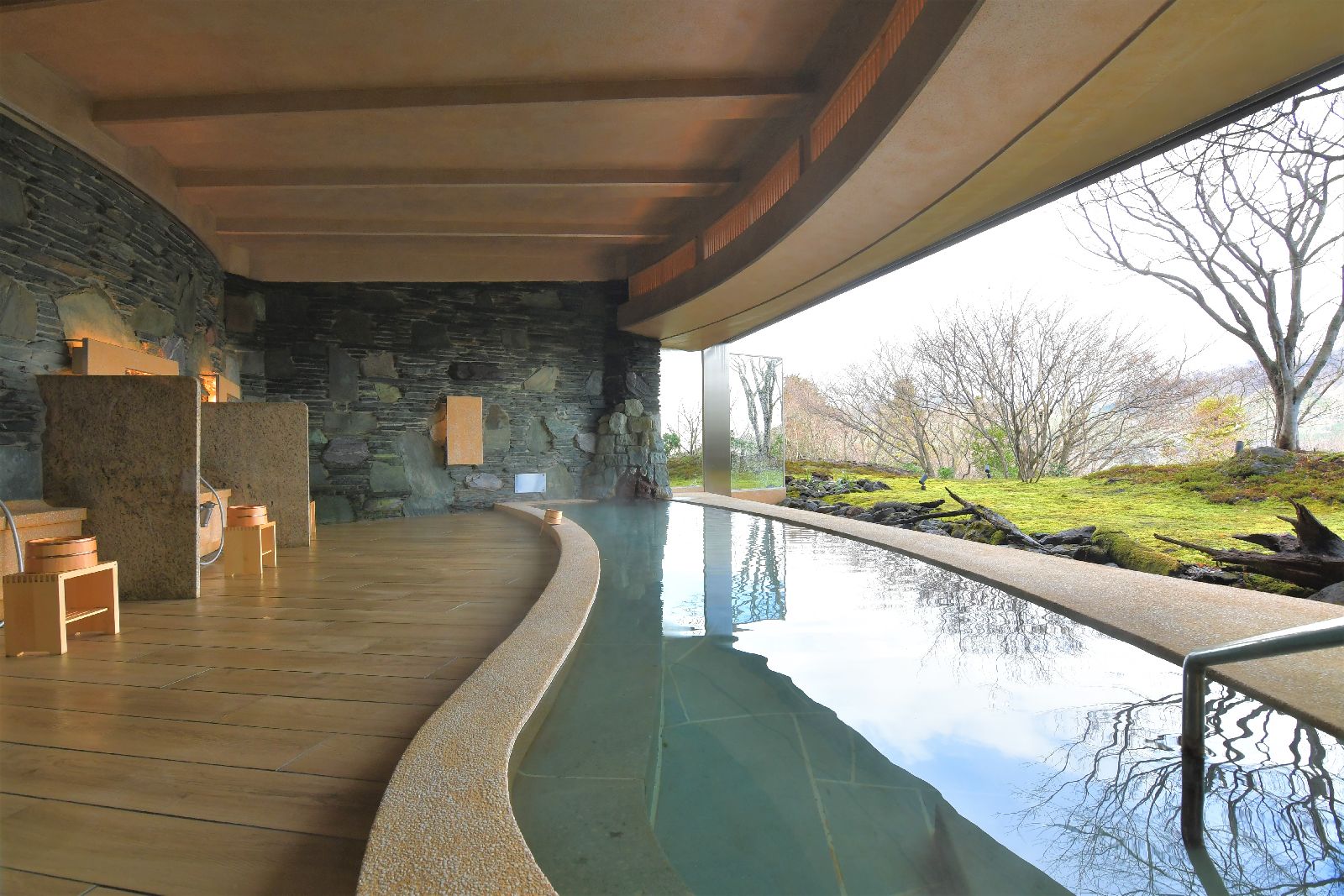 Large heated onsen pool at Hakone Byakudan Japan