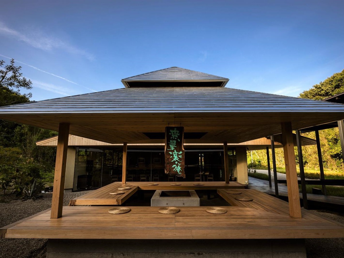 Restaurant alfresco seating at Naoshima Ryokan Roka in Japan
