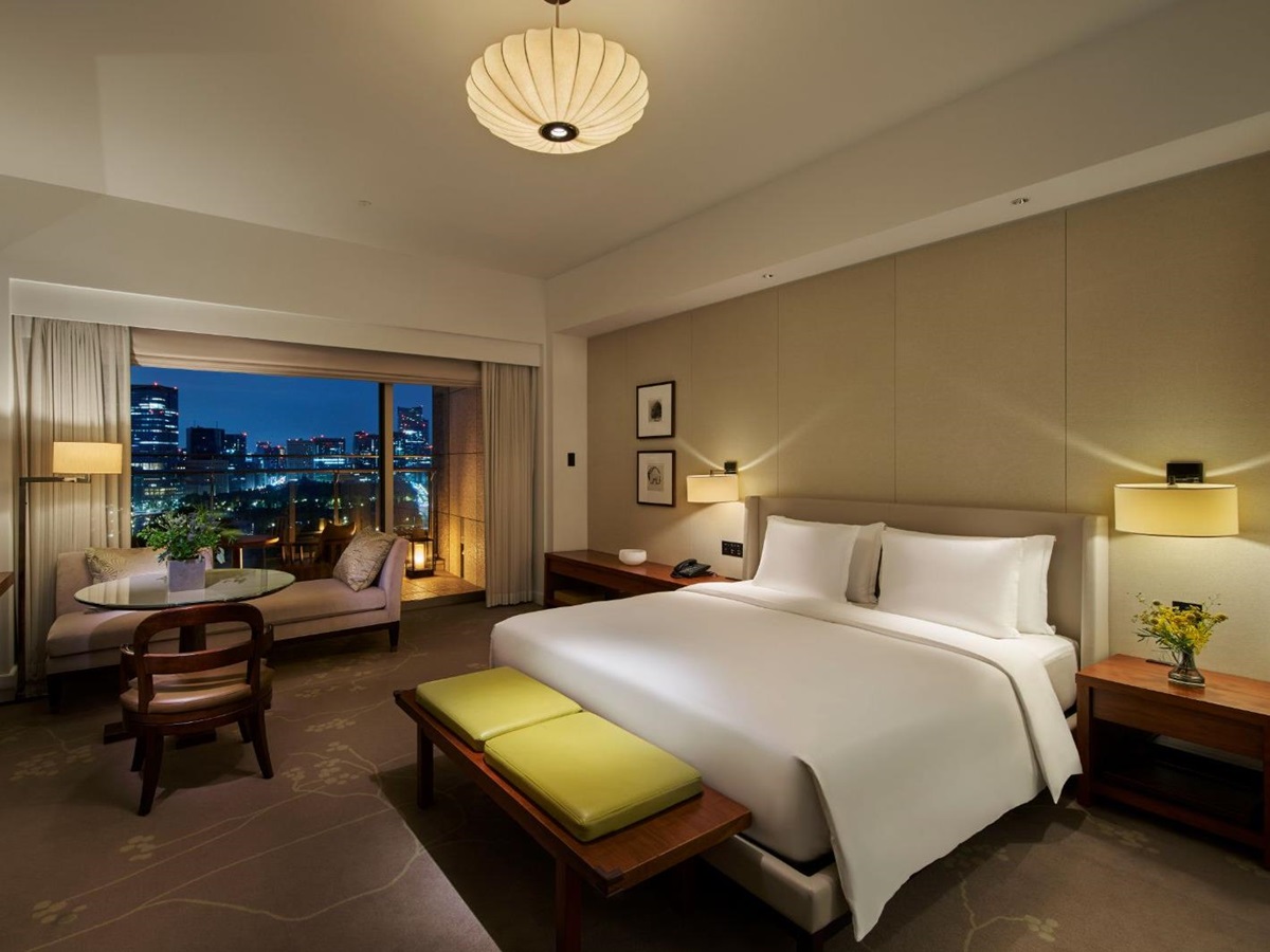 Deluxe suite bedroom at the Palace Hotel Tokyo