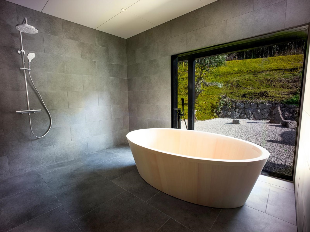 A guest bathroom at Zenagi in Japan