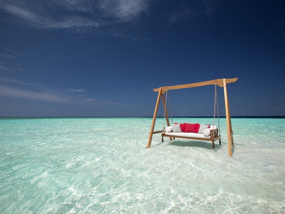 Sandbank swing at Baros