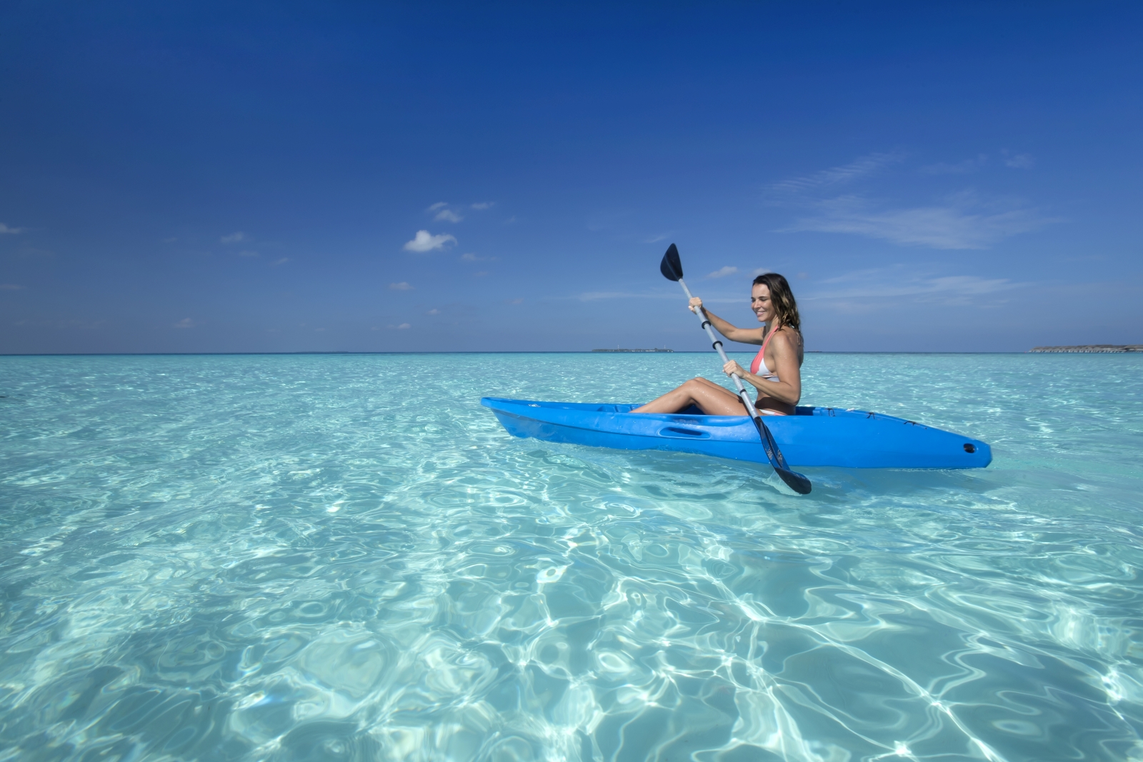 Kayaking at luxury resort Constance Moofushi in the Maldives