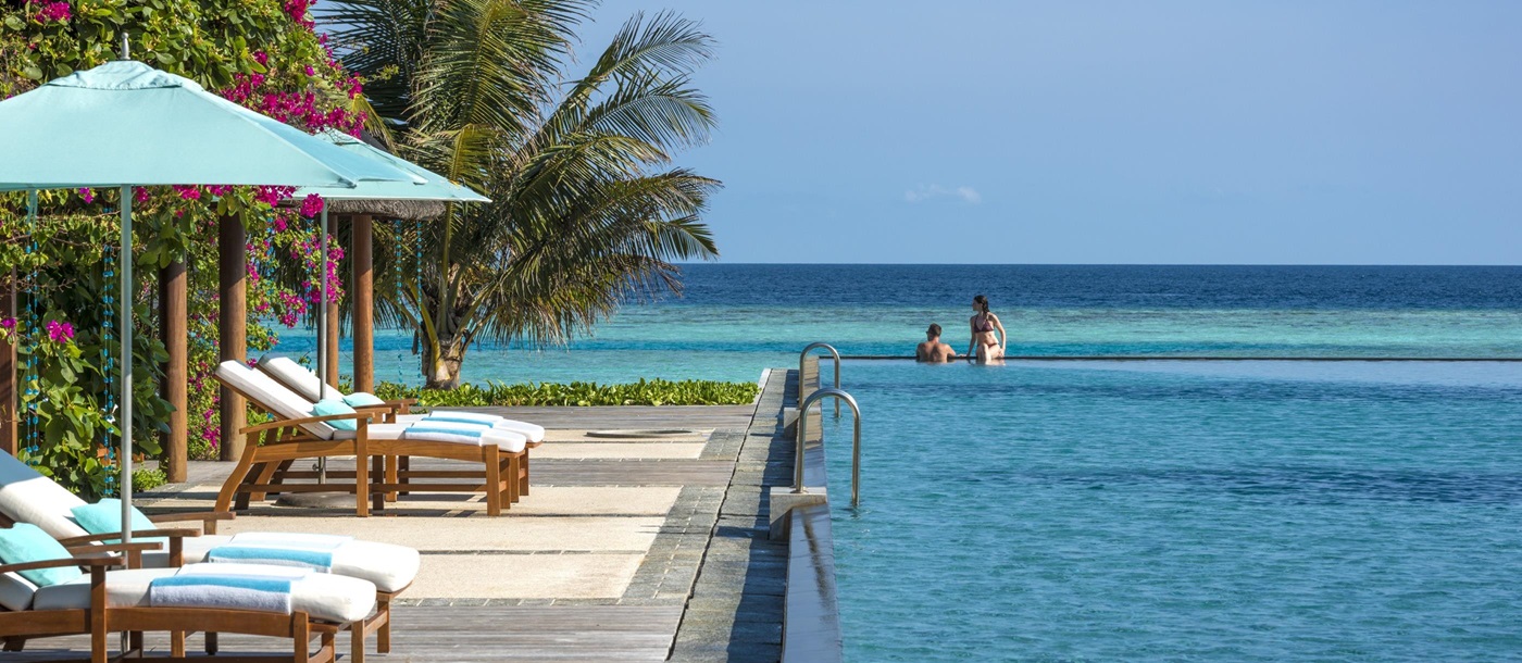 The infinity pool of Four Seasons Landaa Giraavaru, Maldives