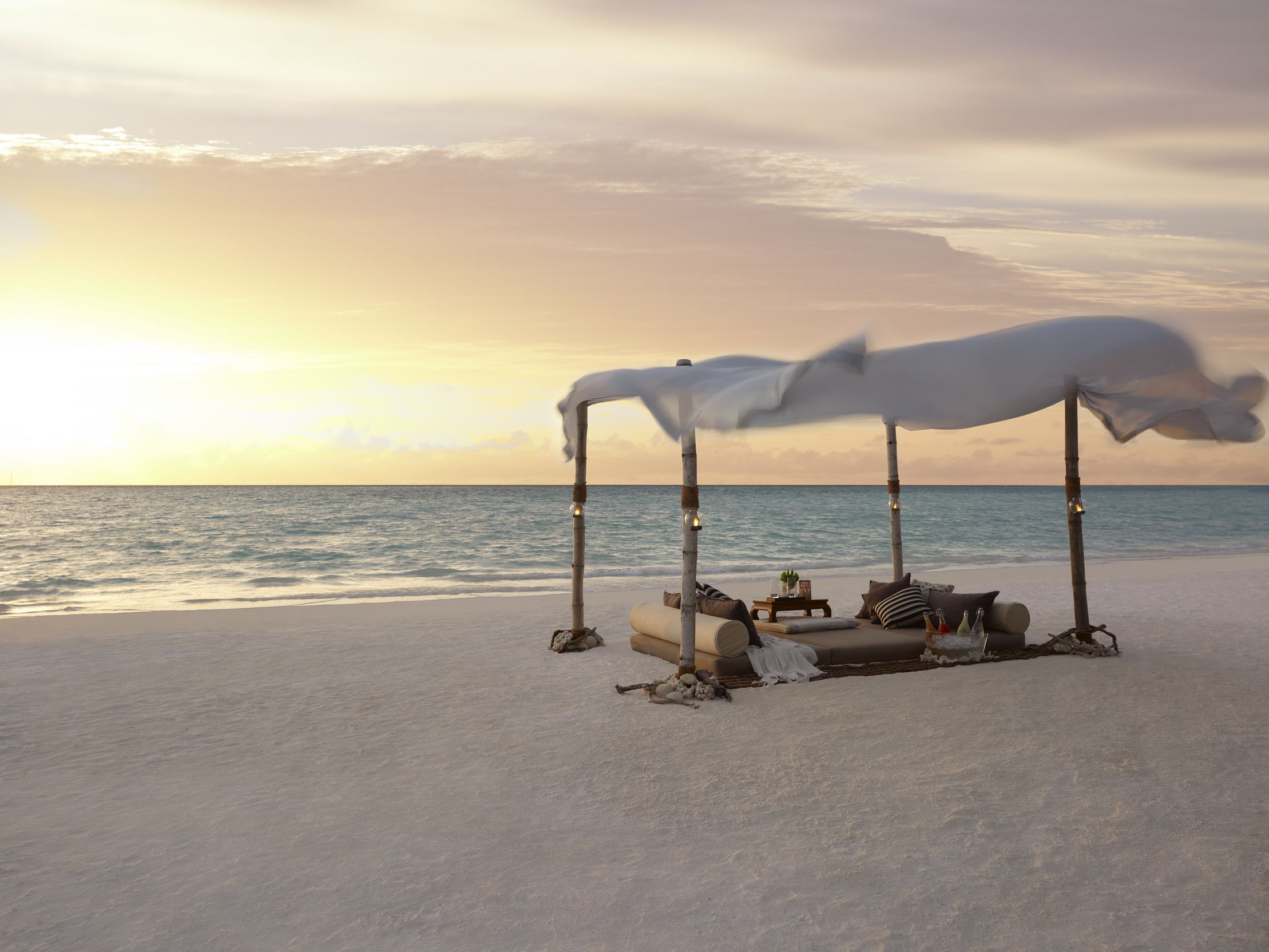 beach dining at Shangri La Villingili, Maldives