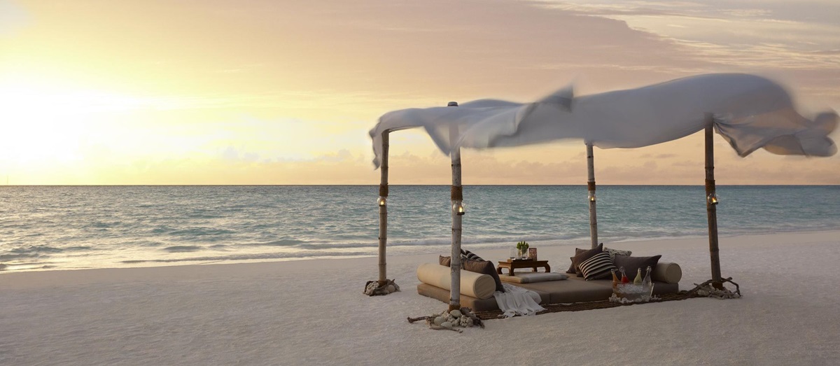 beach dining at Shangri La Villingili, Maldives