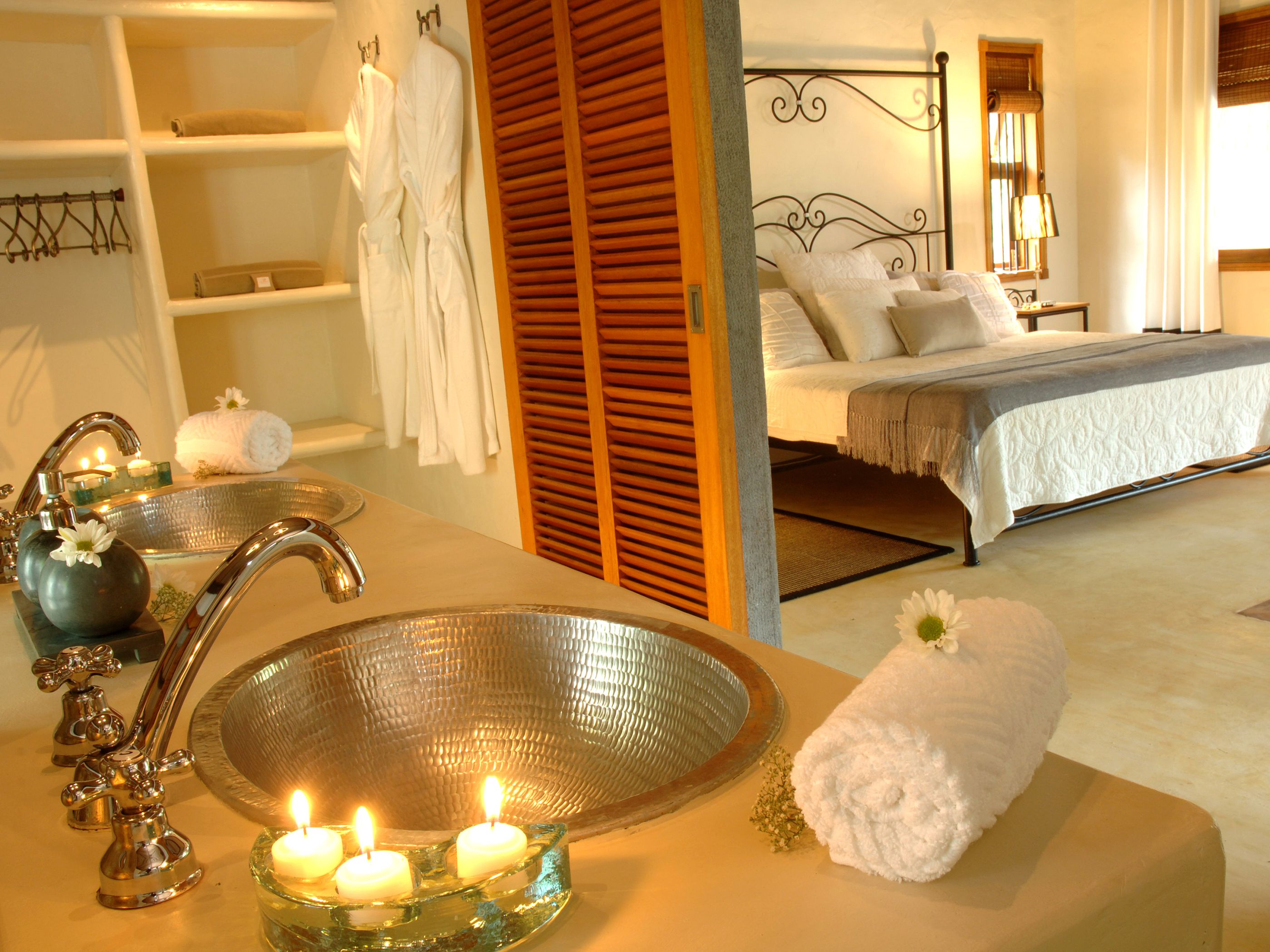 Double bedroom of an en-suite suite at Lakaz Chamarel, Mauritius