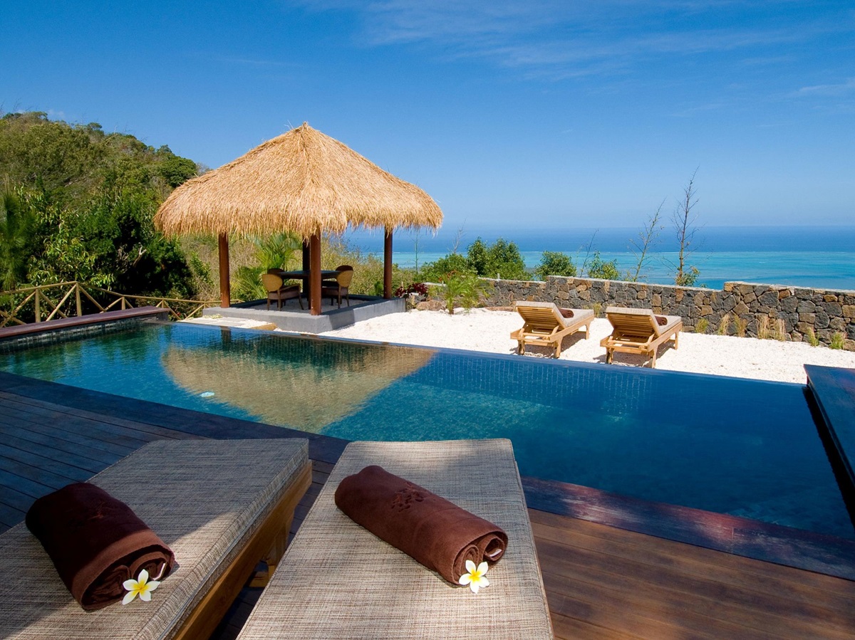 Swimming pool of Lakaz Chamarel, Mauritius, with view over the ocean