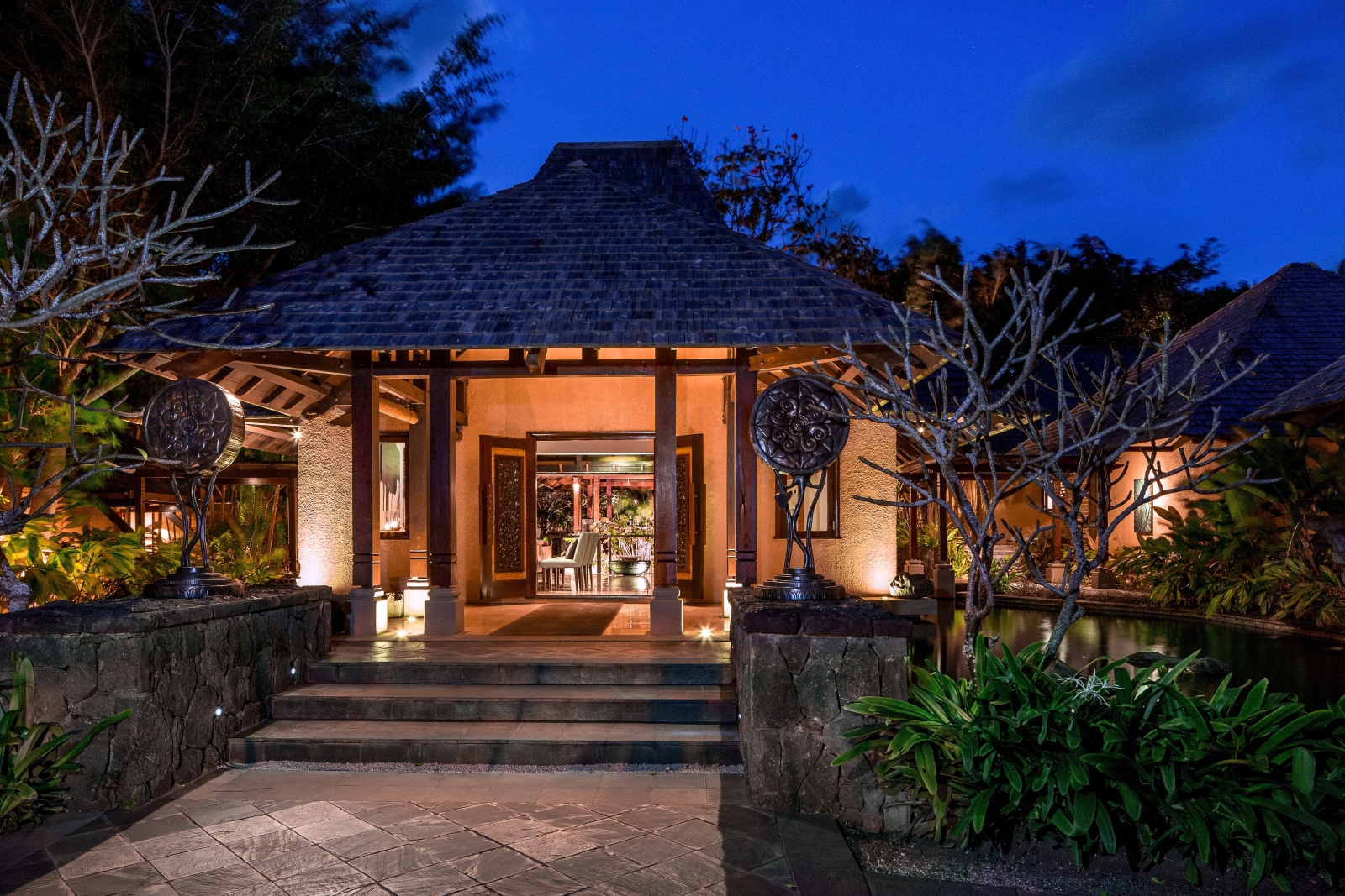Entrance to the Nira Spa at night