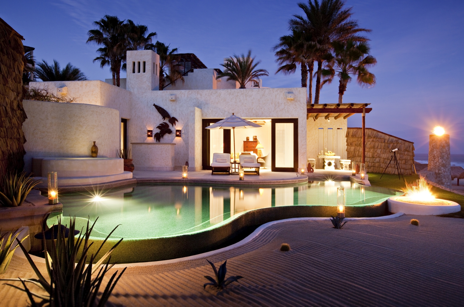 Ocean front pool at Rosewood Las Ventanas in Mexico