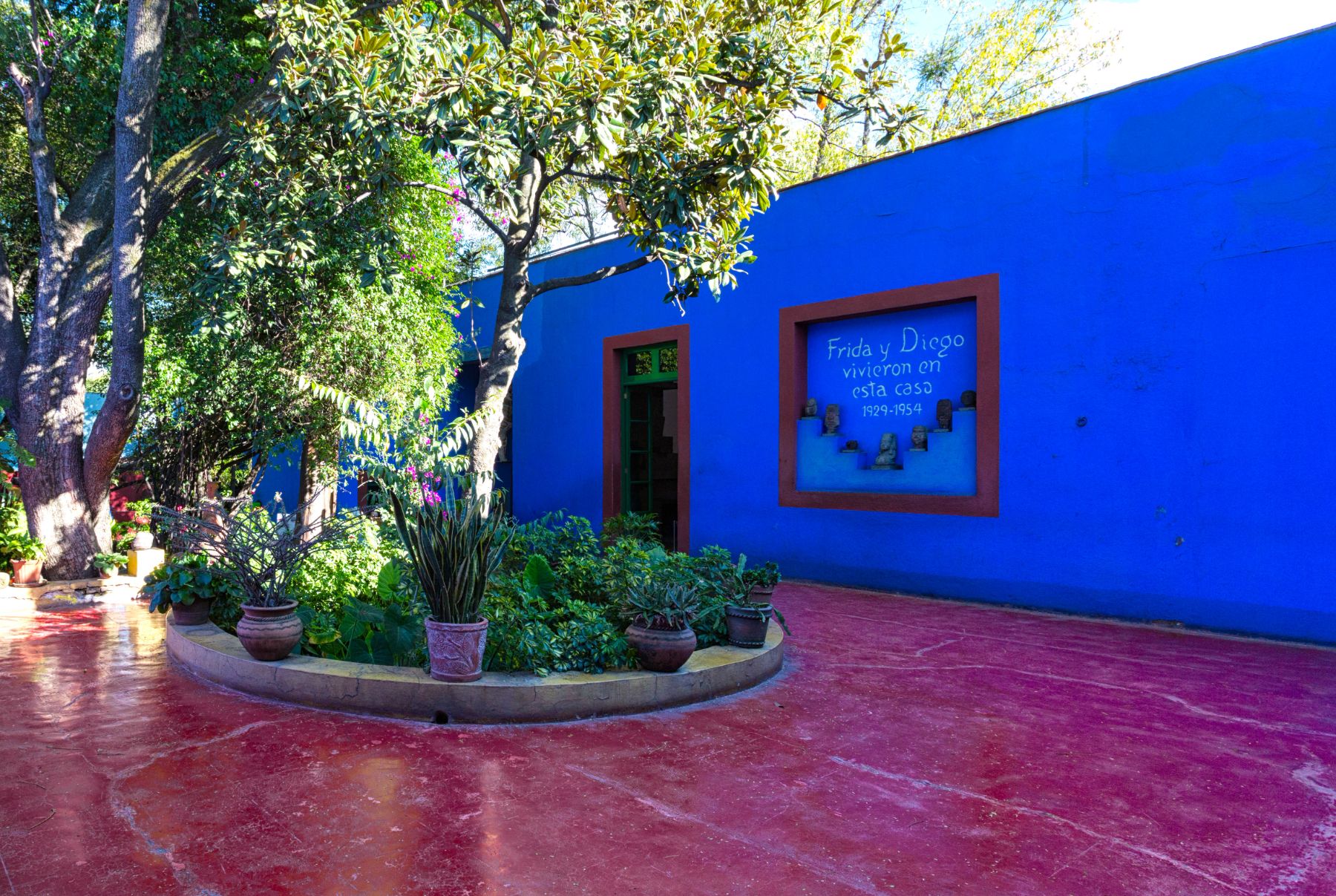 Colourful walls in Casa Azul courtyard