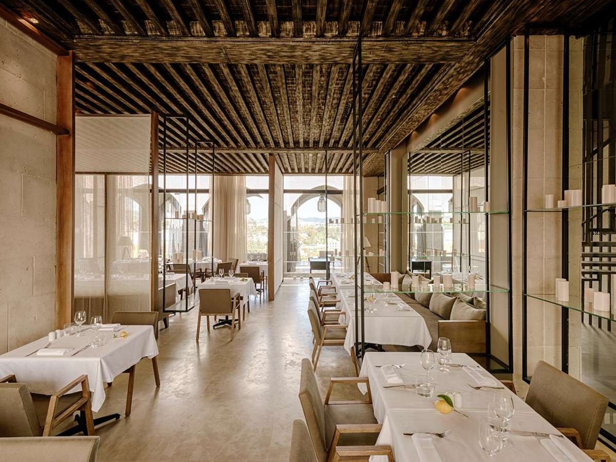 Light and open dining area at Hotel Sahrai