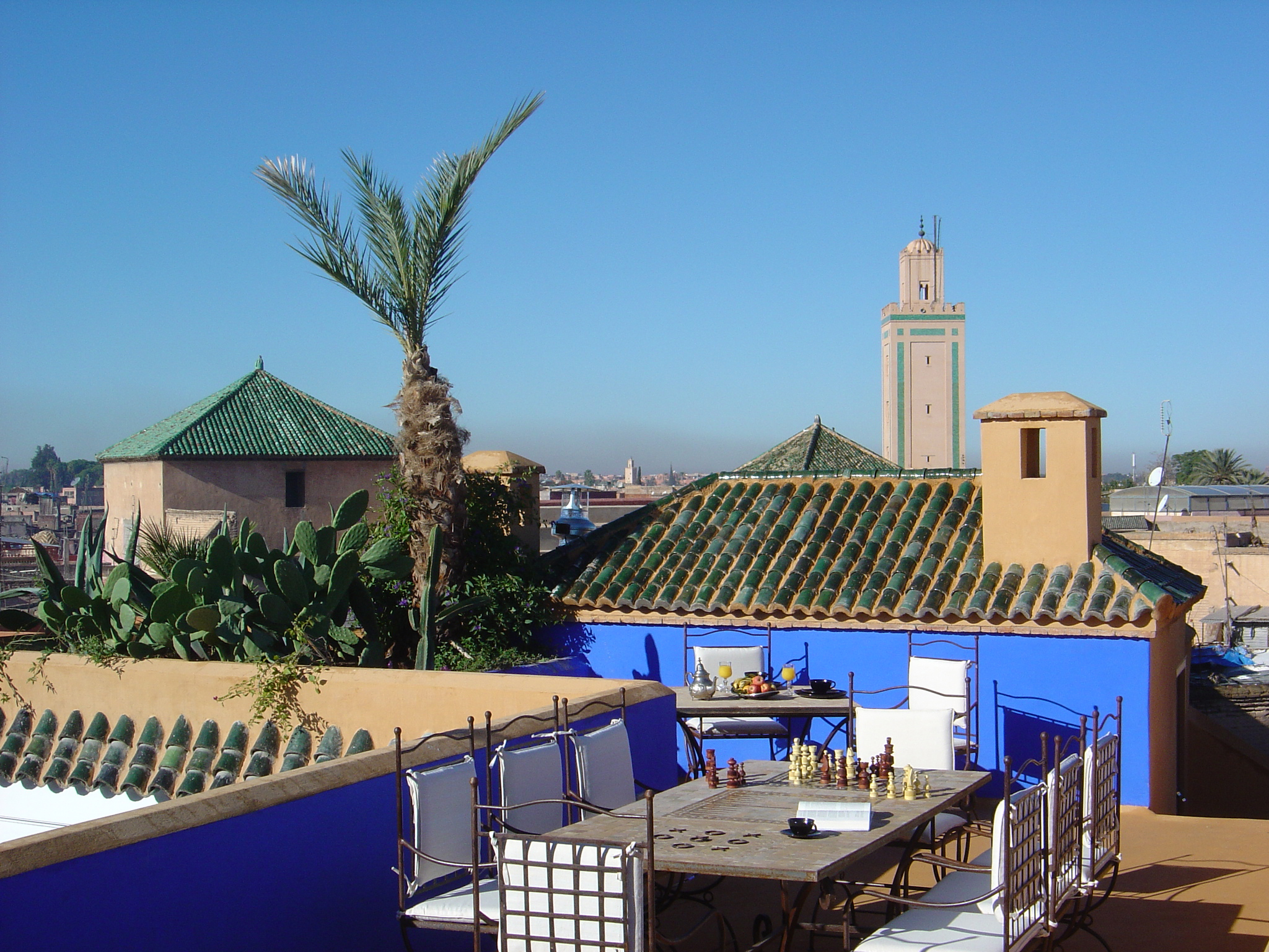 Playing chess on the roof at Riad Farnatchi