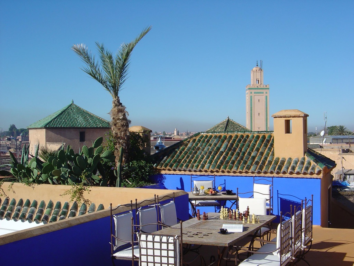 Playing chess on the roof at Riad Farnatchi