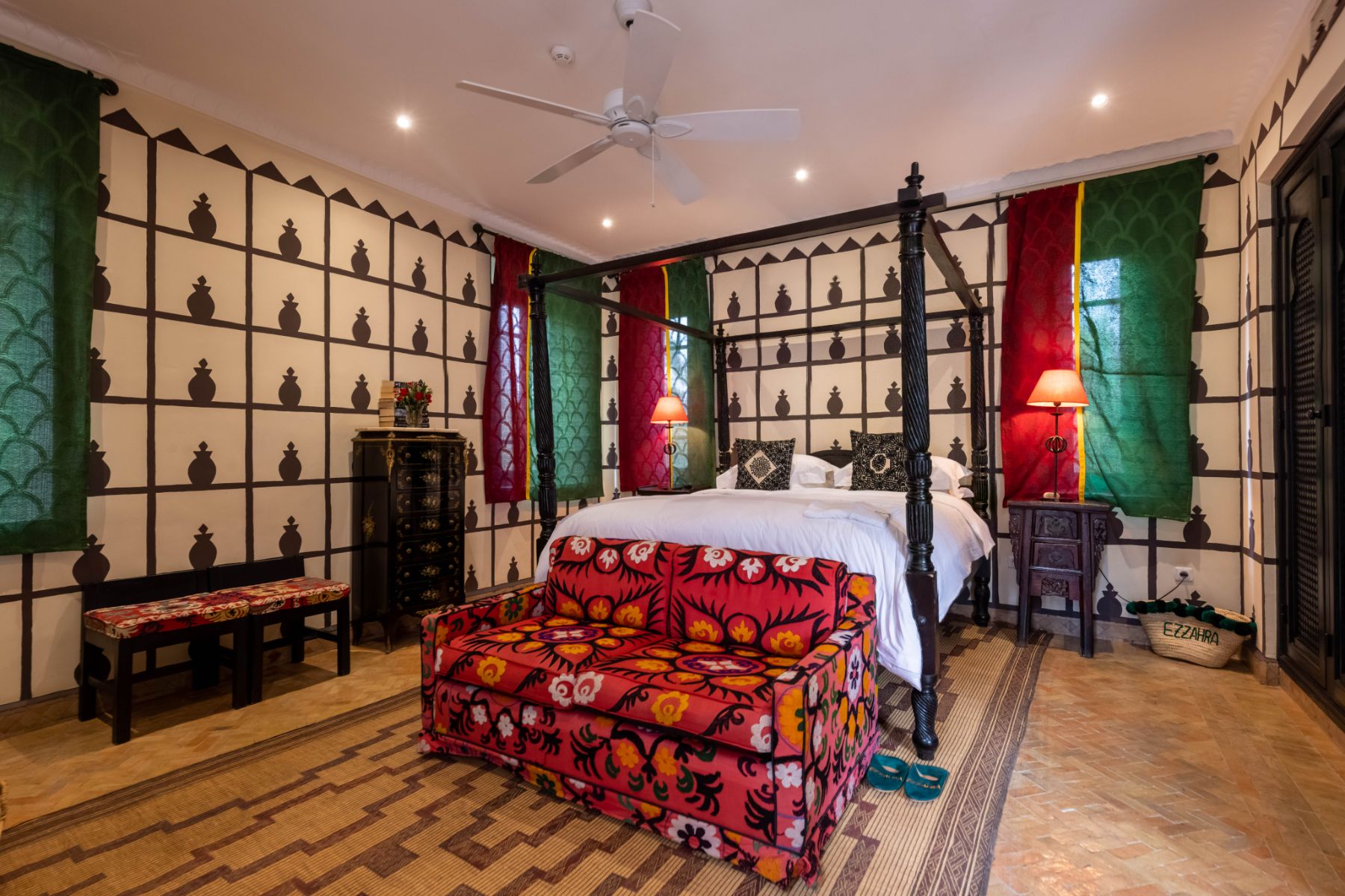Green and red double bedroom at Villa Ezzahra in Morocco