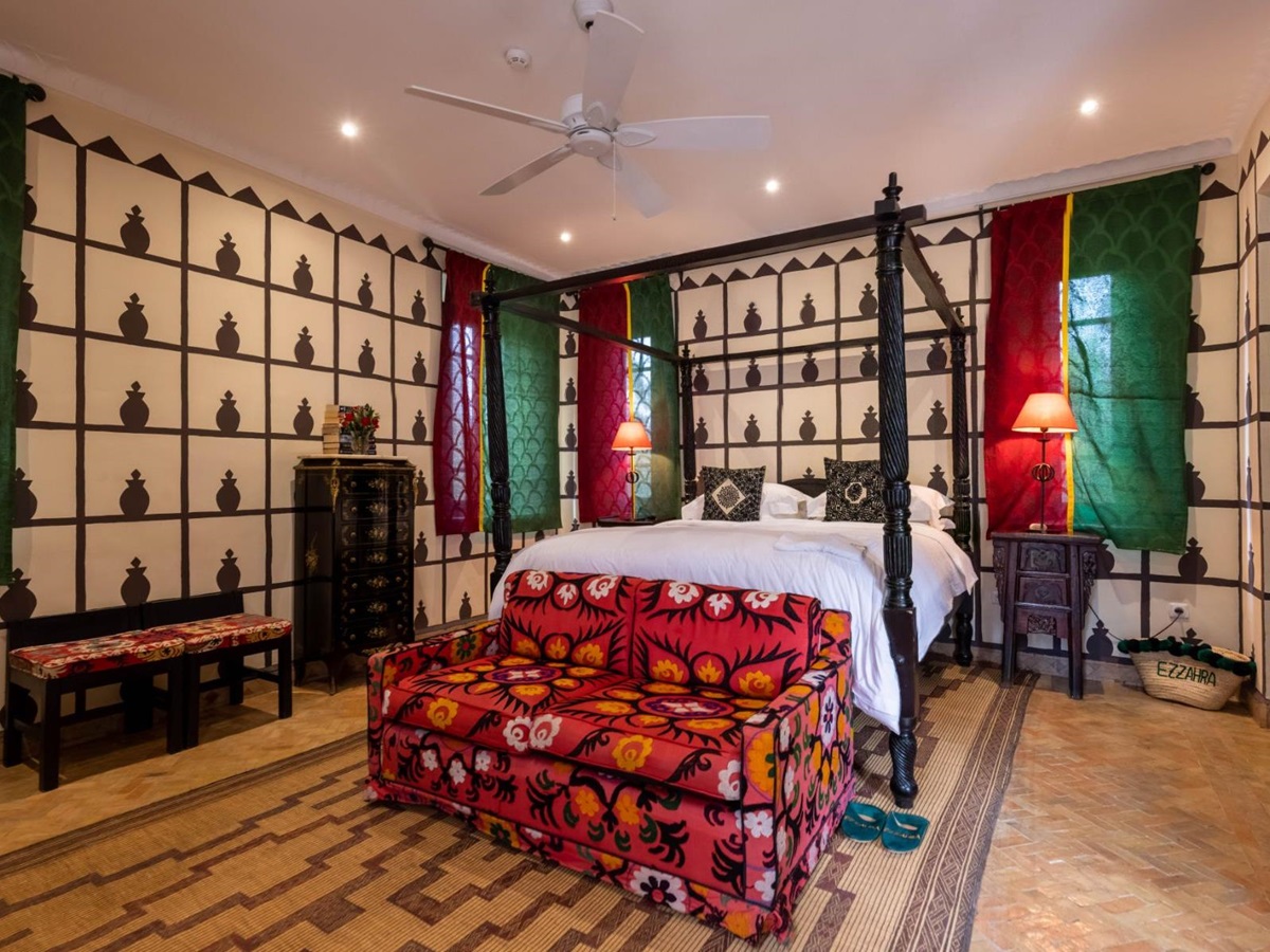 Green and red double bedroom at Villa Ezzahra in Morocco