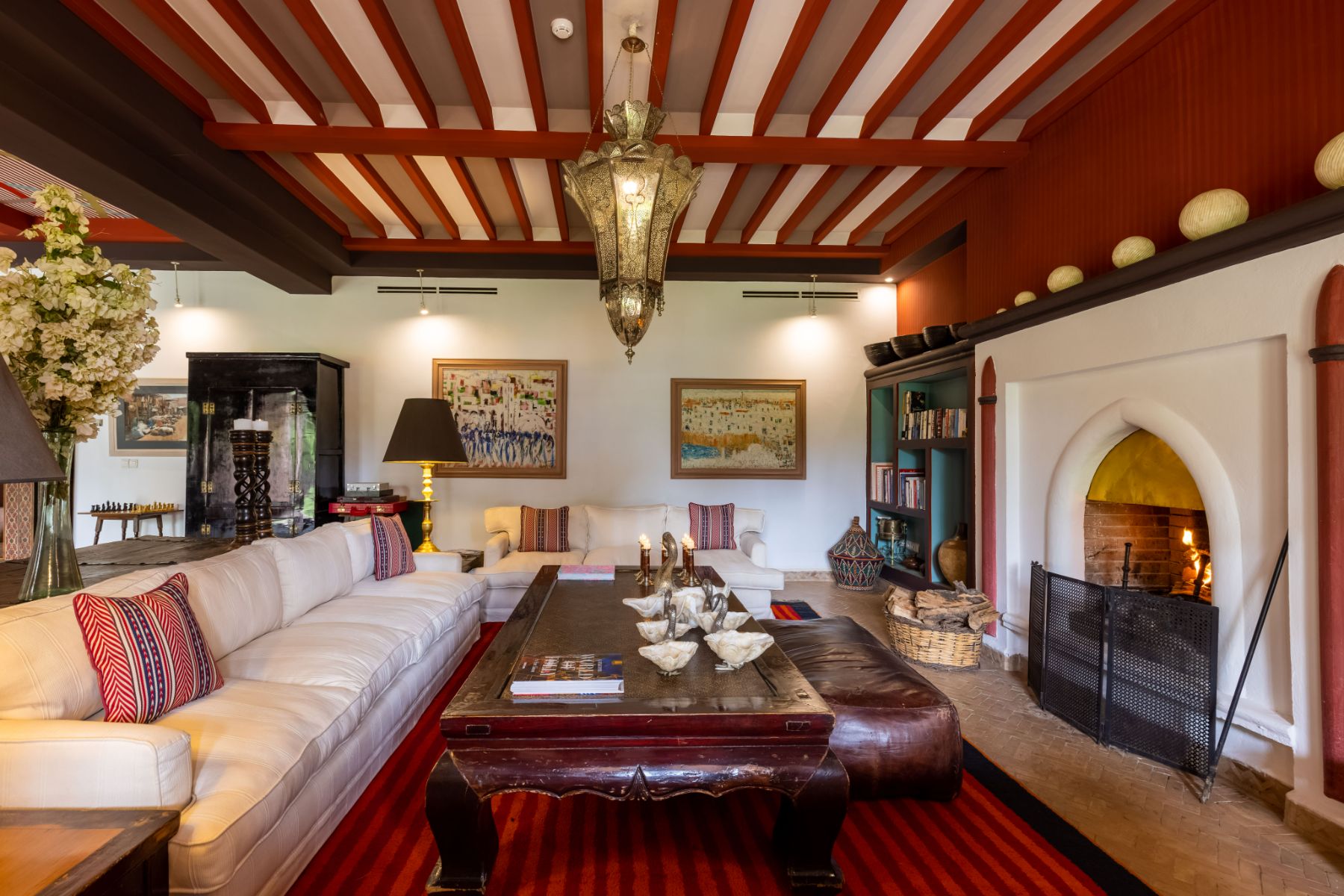 Lounge with sofa and coffee table at Villa Ezzahra in Morocco