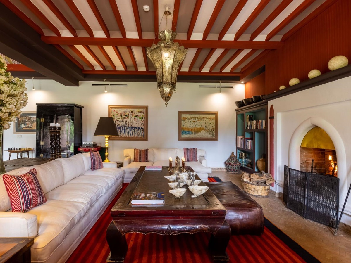 Lounge with sofa and coffee table at Villa Ezzahra in Morocco