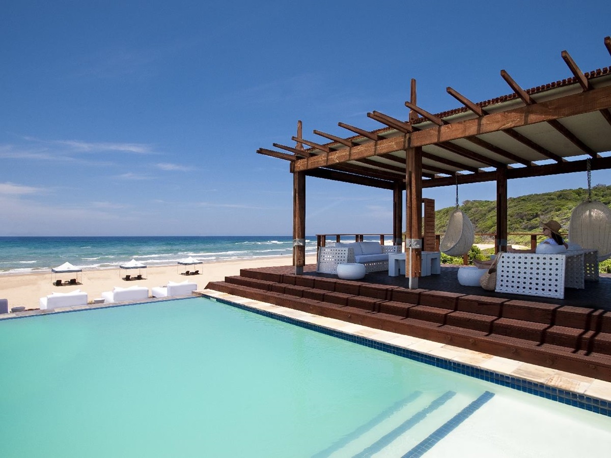 The main swimming pool of White Pearl, Mozambique