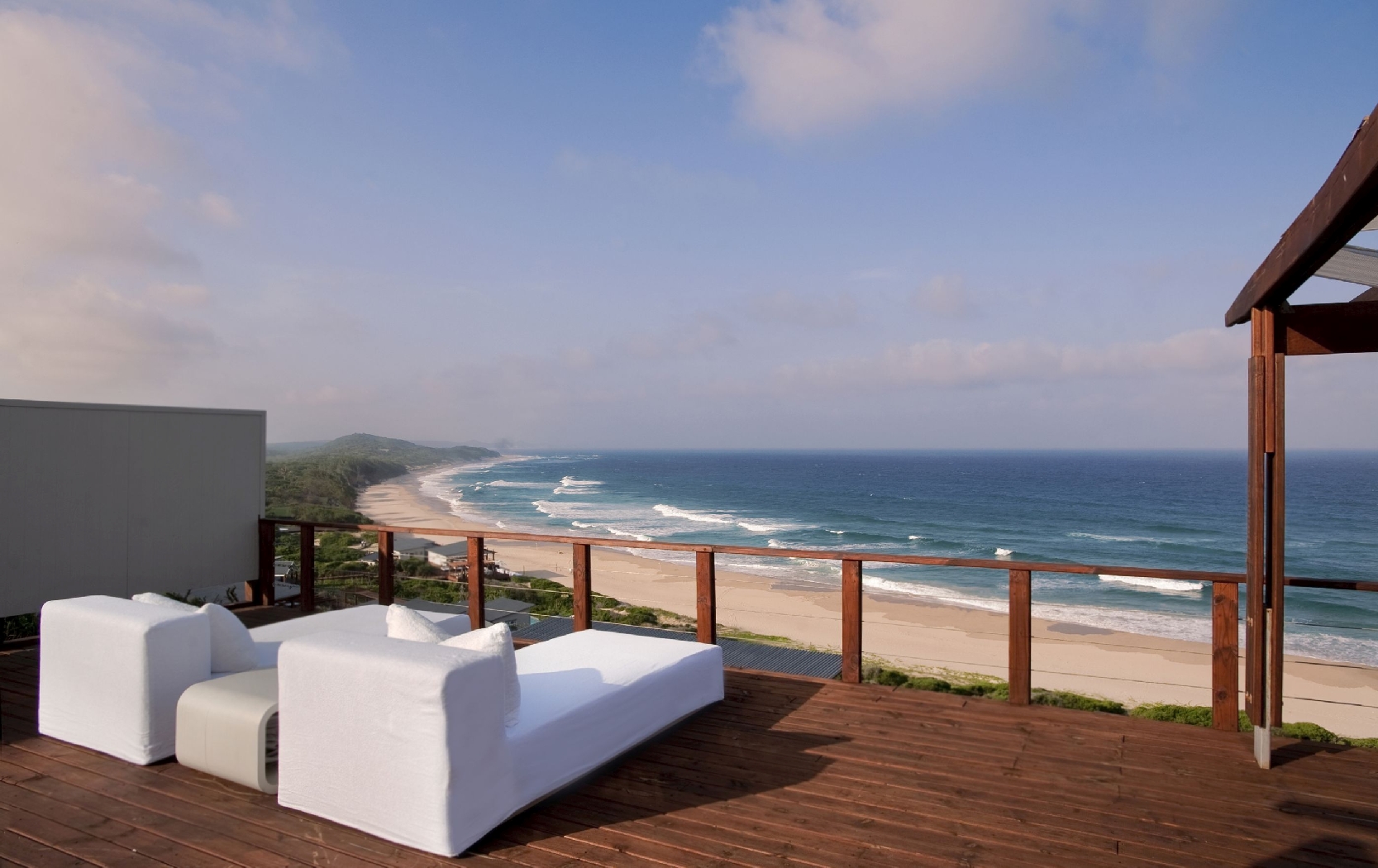 The pool lounge of White Pearl, Mozambique