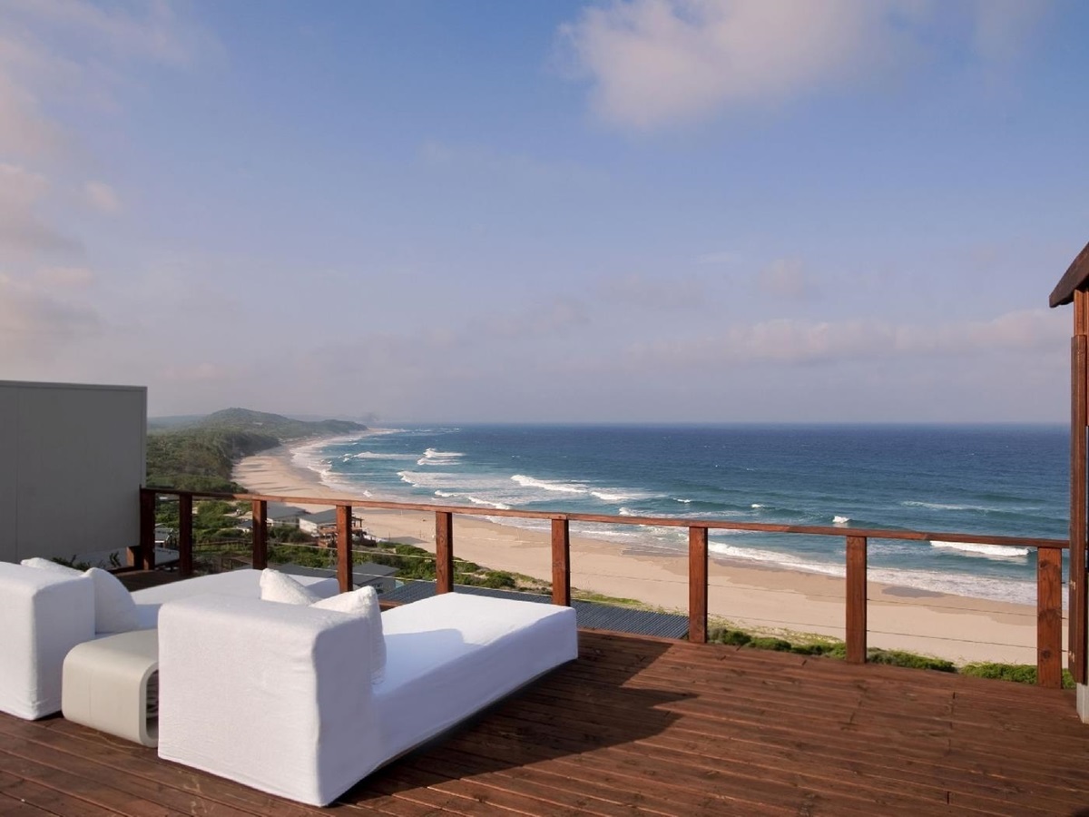 The pool lounge of White Pearl, Mozambique