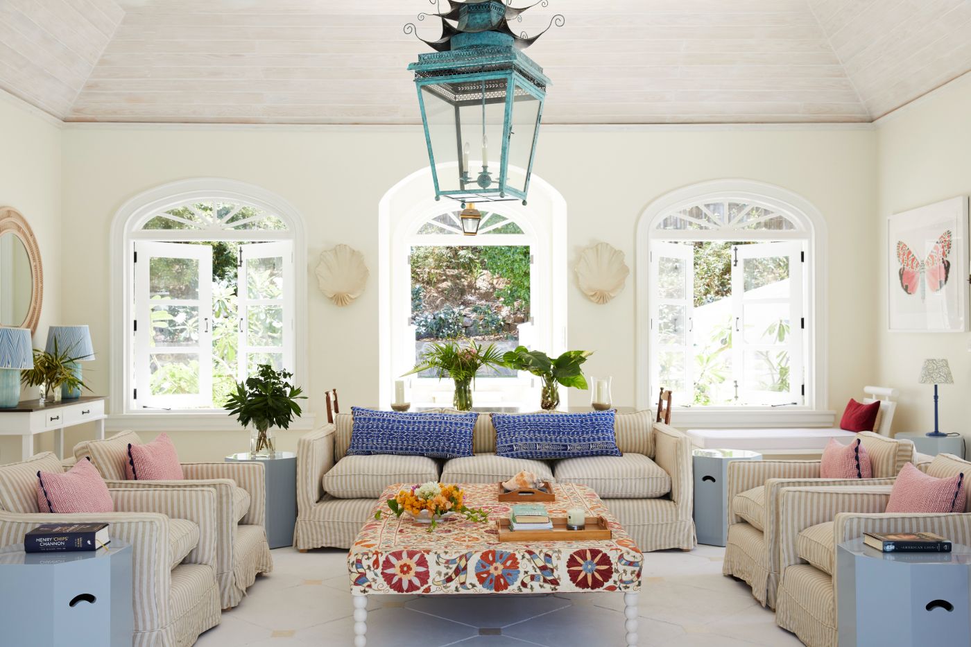 Light and spacious living room at Bamboo House 
