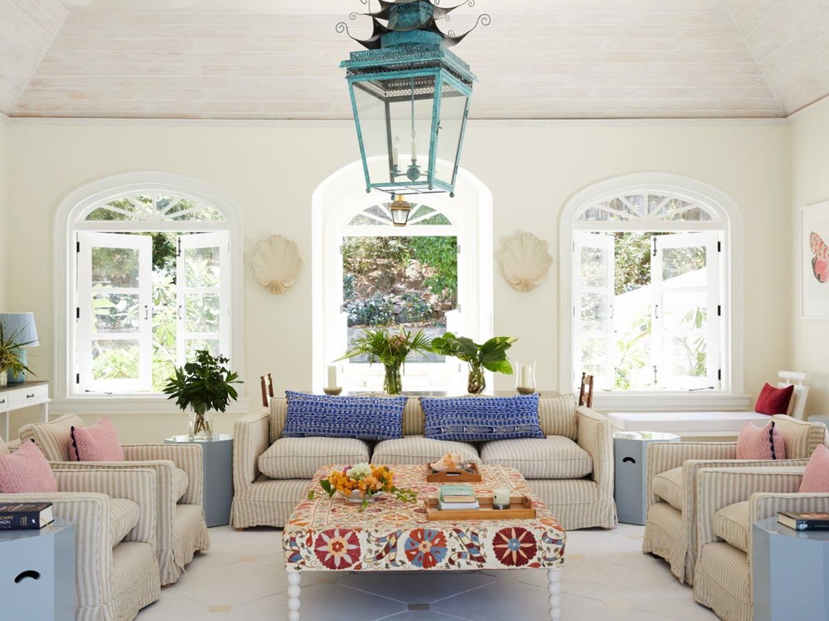 Light and spacious living room at Bamboo House