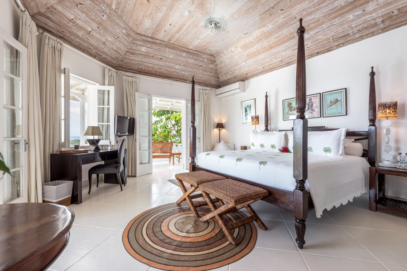 Bedroom with four poster bed at Callaloo
