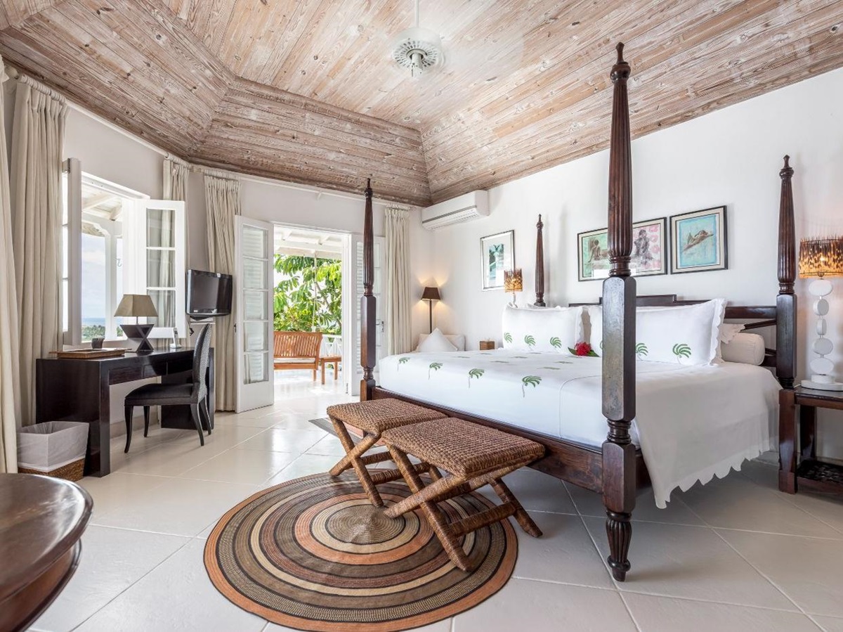 Bedroom with four poster bed at Callaloo