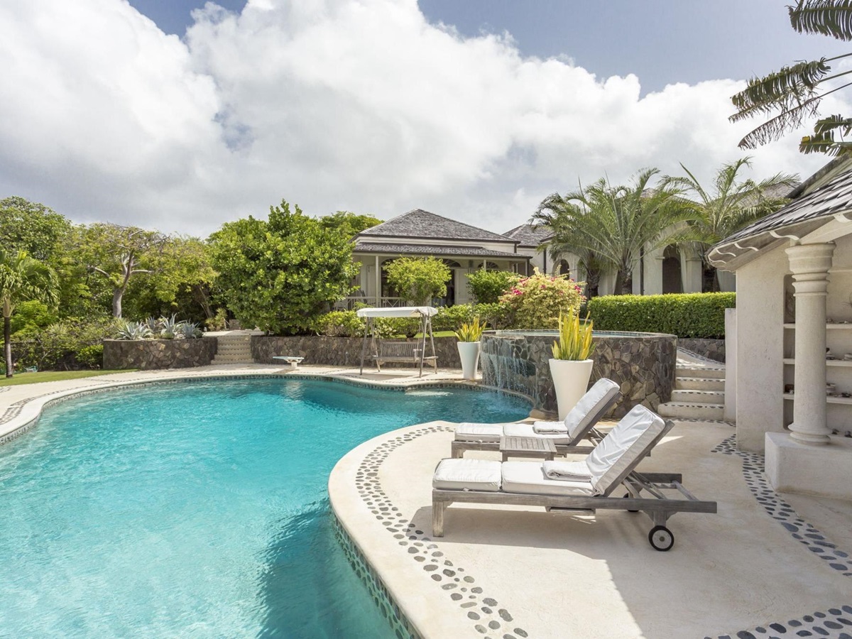 Swimming pool and sunbeds at Ilanga, Mustique