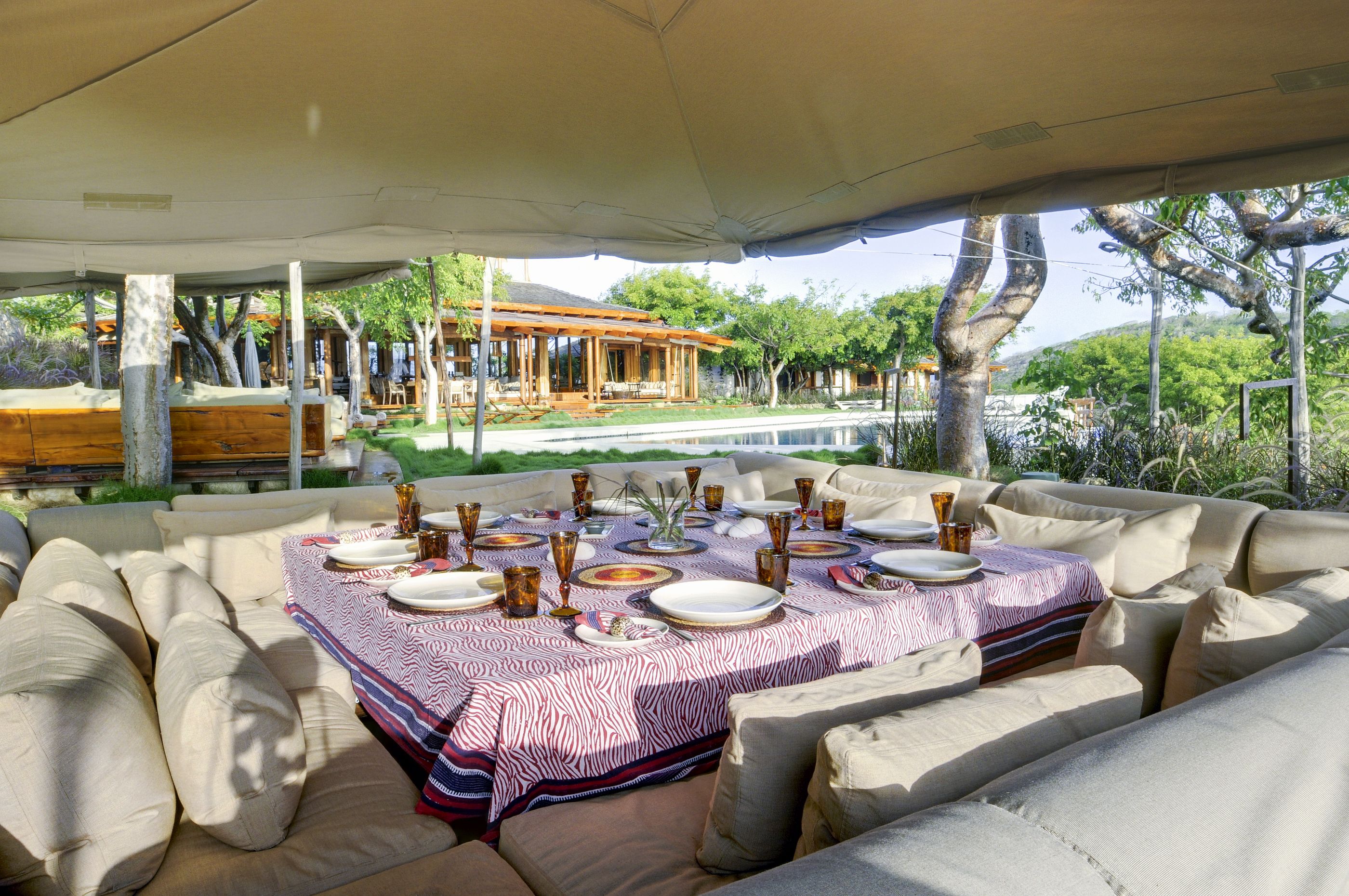 Outdoor sinning and dining area Opium, Mustique