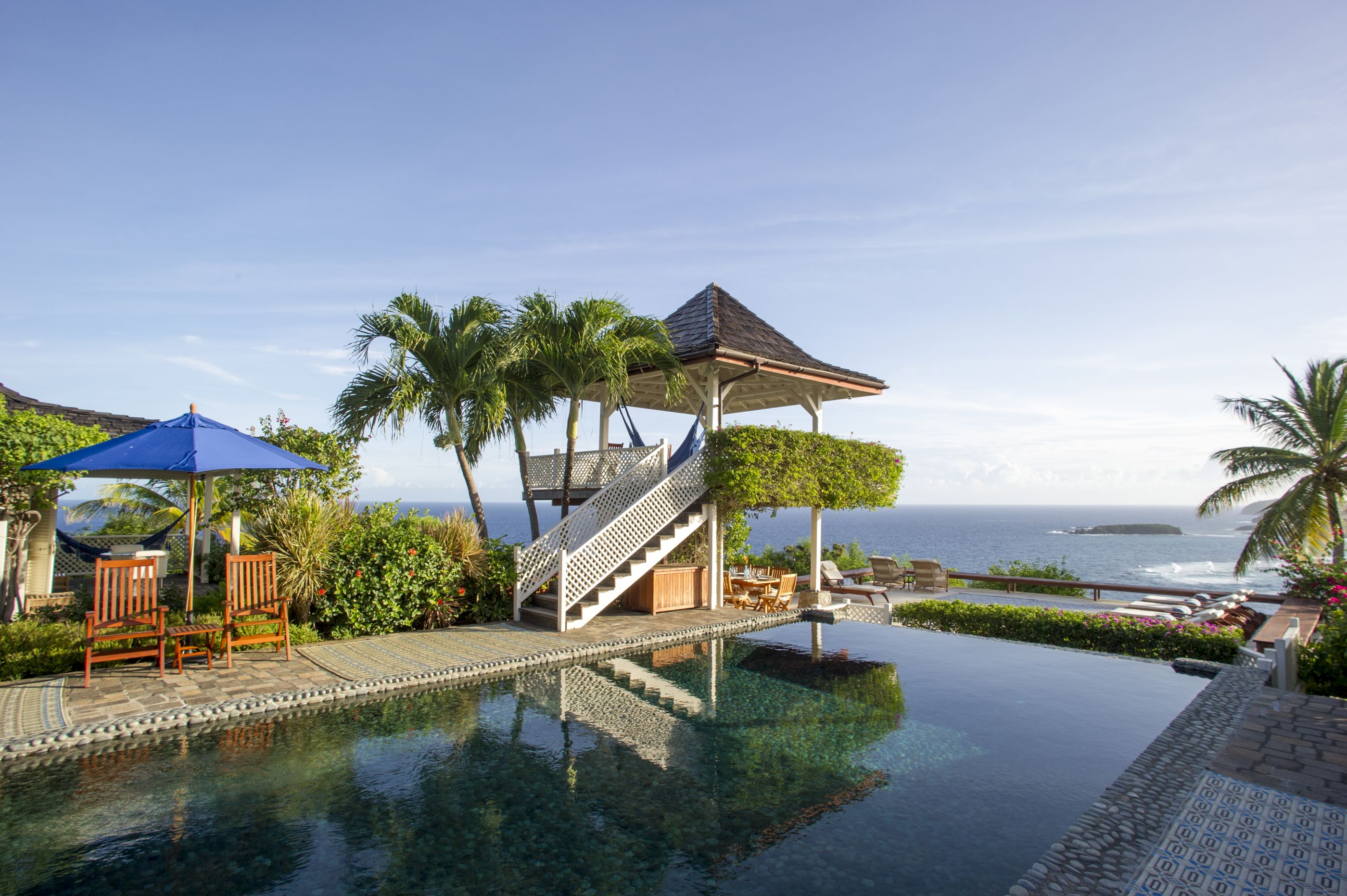 Swimming pool overlooking the sea at villa Pangolin in Mustique