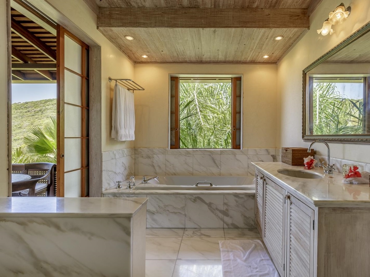 The bathroom at Serenissima in Mustique