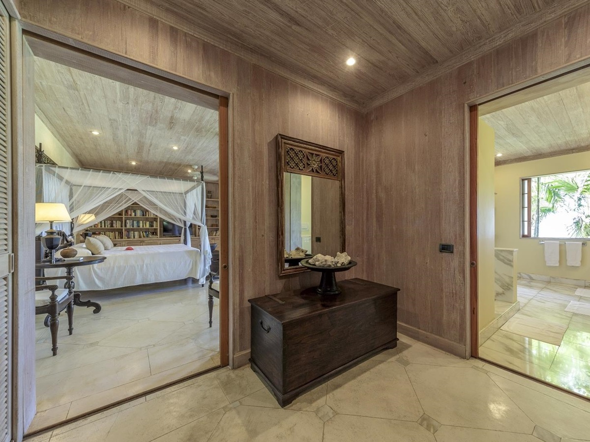 Bathroom and bedroom at Serenissima in Mustique