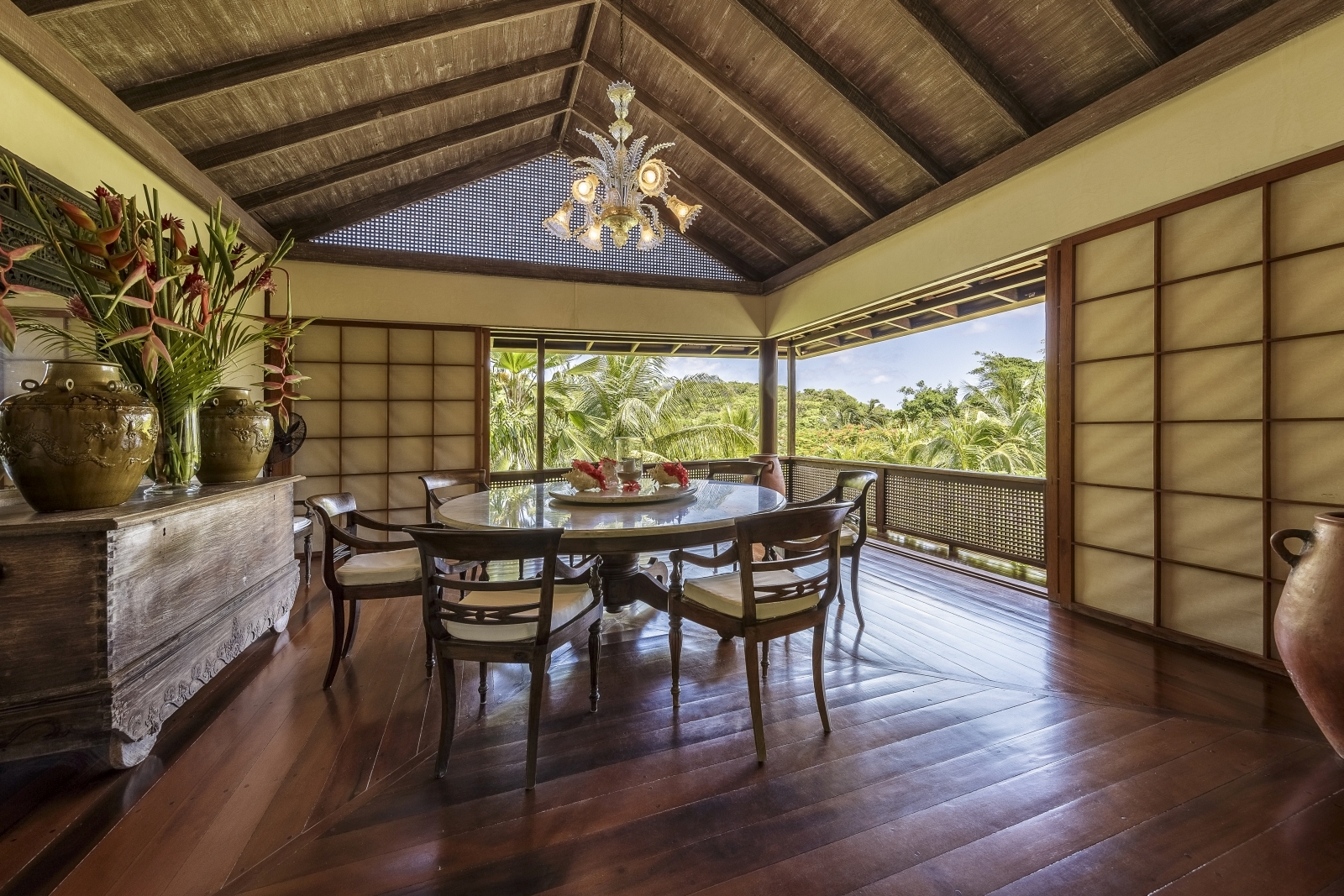 Dining table at Serenissima in Mustique