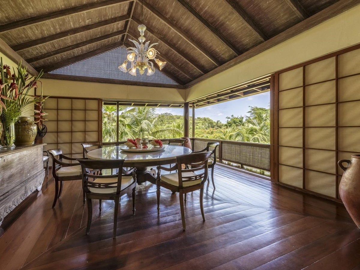 Dining table at Serenissima in Mustique