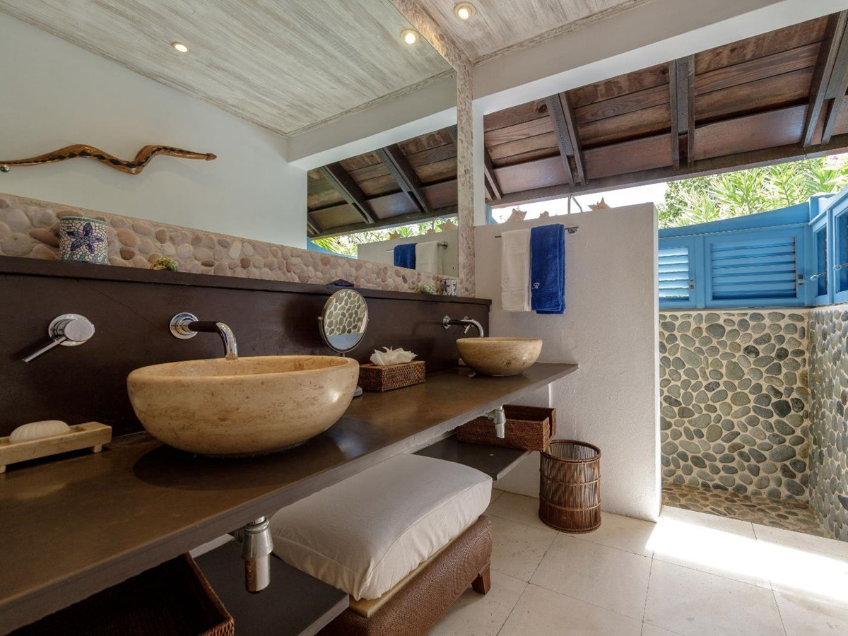 Bathroom 1 at Tetto Rosso in Mustique