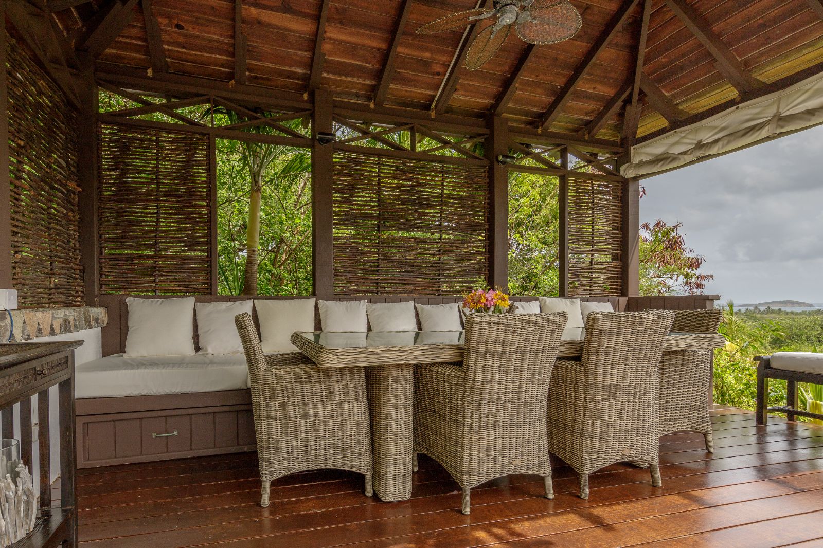 Outdoor Dining at Tetto Rosso in Mustique 