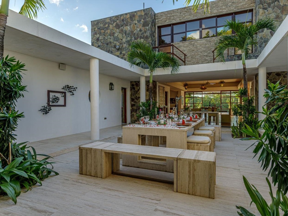 Courtyard Dining at Wyler House in Mustique
